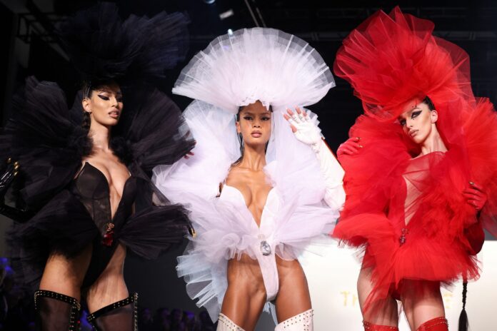 the-blonds-fecha-semana-de-moda-de-nova-york-com-desfile-cintilante-scaled