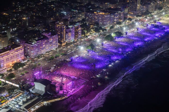 aerea-em-noite-historica-milhares-de-pessoas-vao-a-copacabana-celebrar-carreira-de-diva-do-pop-fernando-maia-riotur-scaled