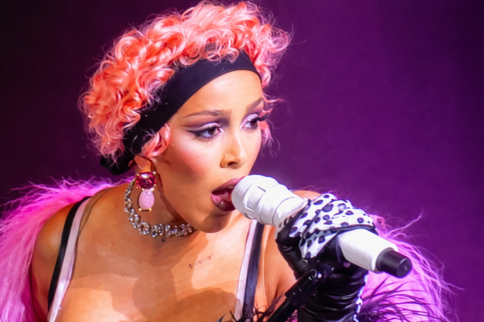 doja-cat-em-show-vibrante