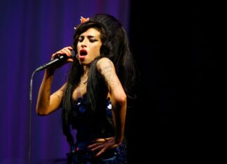Pai de Amy Winehouse perde ação contra amigas da filha que leiloaram objetos da artista