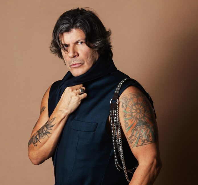 Paulo Ricardo grava show ‘Reinventar’ na estreia em São Paulo com roteiro parecido com o da turnê anterior ‘XL’…