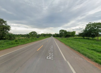 Motociclista morre após bater em carro e caminhão na BR-153 no Tocantins