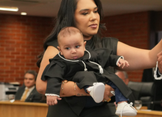 Bebê de minitoga faz sucesso durante posse de novos juízes no Tocantins